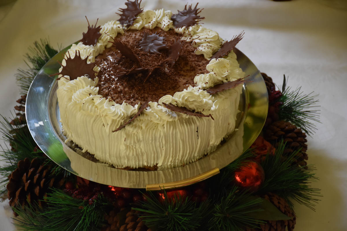 Tort cu crema ganache si stelute din ciocolata