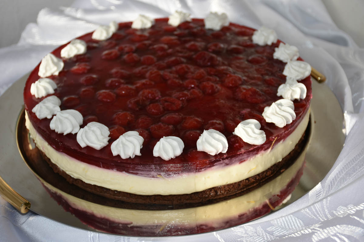 Tort cu crema de vanilie si jeleu de visine