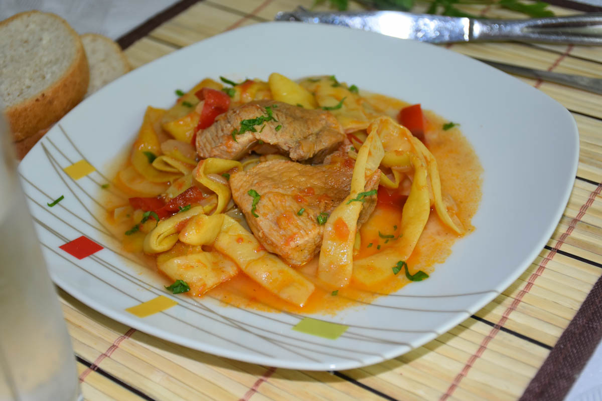 Fasole galbena pastai cu carne de porc