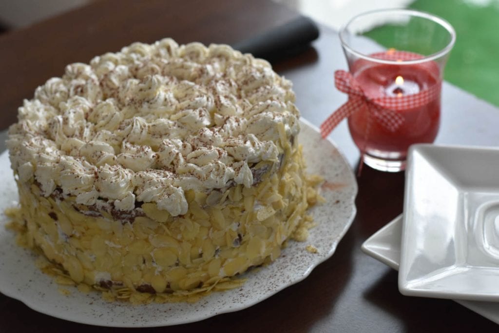 tort cacao cu fulgi de migdele-reteta