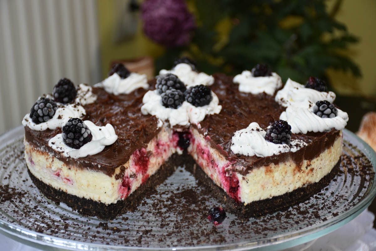 Cheesecake Oreo Reteta Tort cu fructe de padure