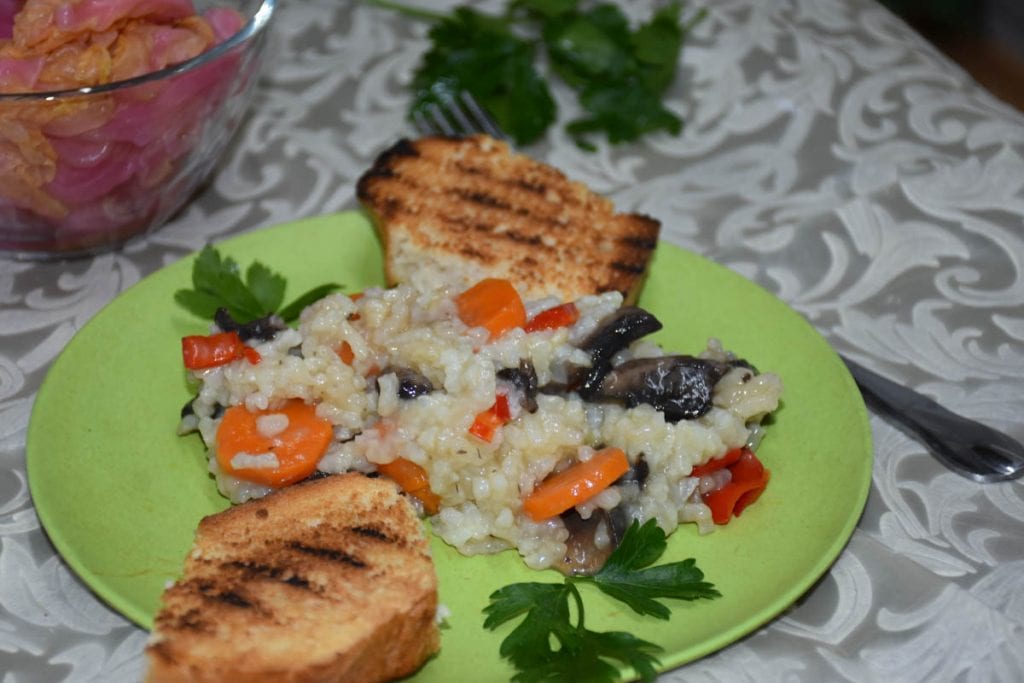 Pilaf de orez de post cu legume si ciuperci Pilaf de orez de post cu legume si ciuperci
